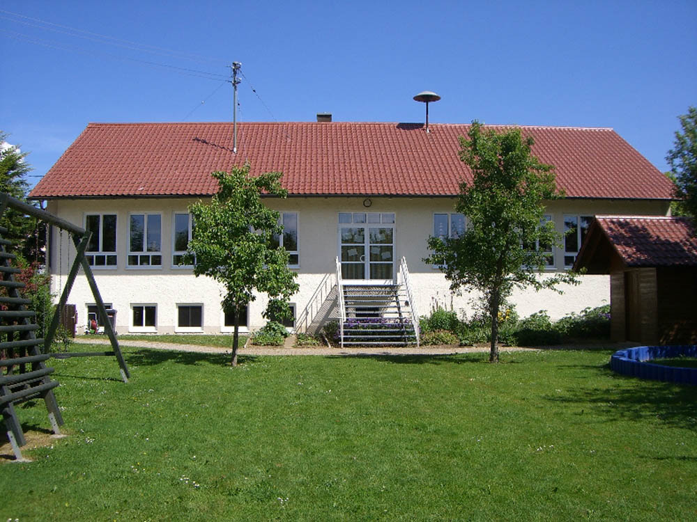 Kindergarten Schwalbennest mit Spielplatz von Süden