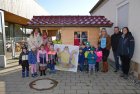 Einrichtungsleiterin Frau Feigl und ihre Kinder freuen sich über das neue Spielhaus zusammen mit Vertretern des Elternbeirates und der Gewinnerin Bianca Geier<br><small>Kathrin Zahler</small>