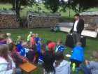 Zauberer Alex beim Warmup mit den Kindern<br><small>Ralf König</small>