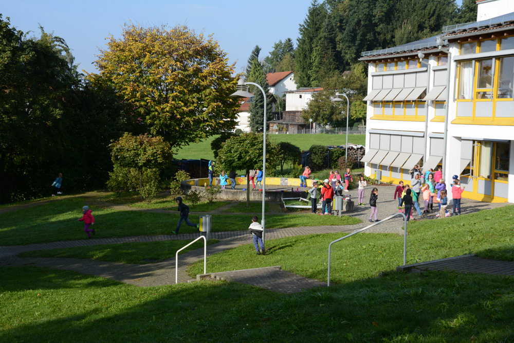 Foto © Josef Schuler Die Grundschule in Röfingen - der Pausenhof